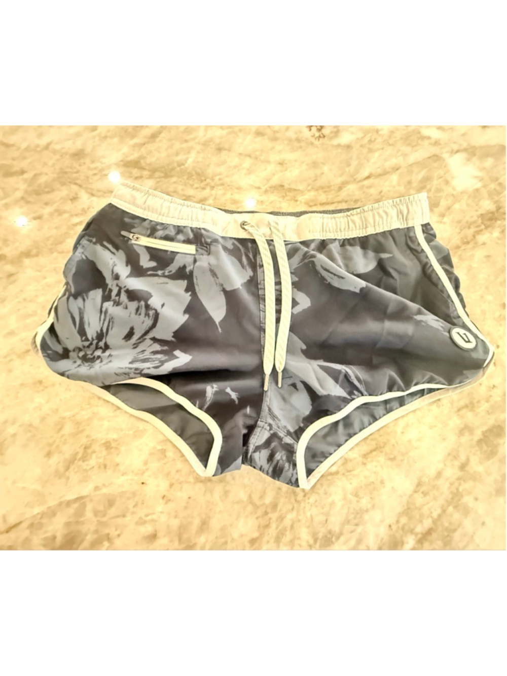 Vuori Athletic Shorts Medium Gray White Floral the rise the shine GUC